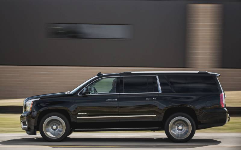 Comparison GMC Yukon Denali 2021 vs GMC Yukon XL SLT 2019 SUV Drive